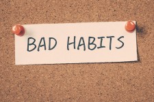 6 συνήθειες που μας γερνούν πρόωρα