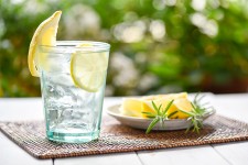 Νερό με λεμόνι: Μύθοι & αλήθειες για τα οφέλη του στην υγεία