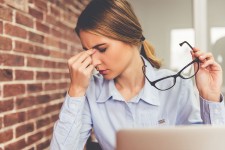 Χρόνιοι πονοκέφαλοι: Μήπως σας λείπει κάποια πολύτιμη βιταμίνη;